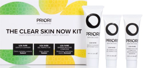 Zestaw do pielęgnacji skóry z tubkami i pudełkiem z napisem 'The Clear Skin Now Kit' do delowego oczyszczania i nawilżania.