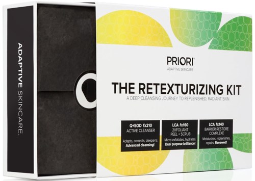 Et hudpleiesett med en svart boks og en fargerik boks merket 'The Retexturizing Kit' av Priori, for dyp rens og hudfornyelse.
