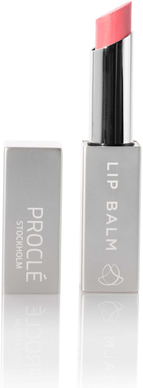 En lyserød læbestift med sølvhylster, ved siden af en hvid æske mærket 'PROCLÉ STOCKHOLM' og 'LIP BALM'.