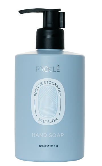 Błękitna butelka mydła do rąk z czarnym dozownikiem, oznaczona Proclé Stockholm Saltjön, 300 ml.