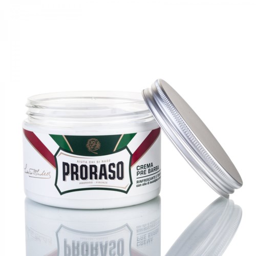 En vit burk med Proraso förskäggsgrädde och ett silverlock, etikett med grönt, rött och svart.