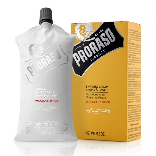 Rakpås med rakkräm och förpackning med orange och svart design, märkt 'Proraso' och 'Wood & Spice'-doft.