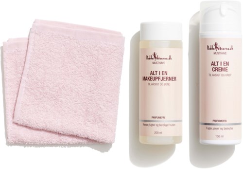 Rosafärgad handduk och två vita flaskor med sminkborttagning och kräm från Musthave-märket.