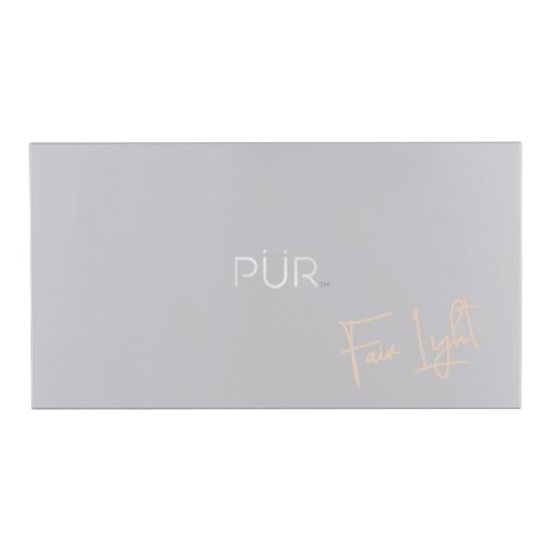 En grå rektangulær boks med ordene "PUR Fair Light" skrevet på den i små, lyse fonter.