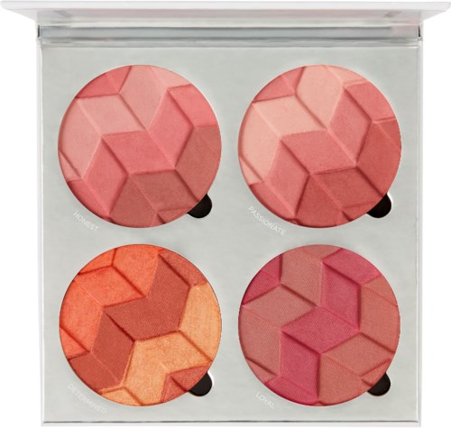 Fyra blushnyanser med geometriska mönster i en liten vit palett. Varje nyans är olika i färg och design.