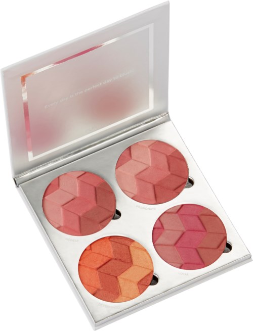 En kompakt makeup-palett med fyra rosa, orange och röda rouge, arrangerade i en kvadrat med spegel.