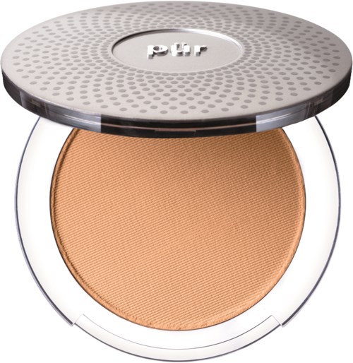 Et kompakt sminkeprodukt med rund, grå lokk og beige pudder inni.