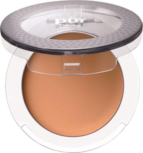 En rund makeup-rougebehållare med genomskinligt lock som visar ljusbrunt puder inuti.