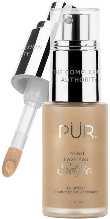 En flaske foundation med pumpe, mærket PÜR 4-in-1 Love Your Selfie, og en makeup-svamp.