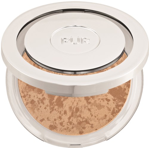 En kompakt sminkeprodukt med lokk, som inneholder beige pudder med leopardmønster.