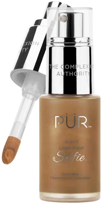 Eine Flasche PÜR 4-in-1 Foundation mit Pumpmechanismus und einer Abdeckung daneben, die den Applikator zeigt. Es ist beige.