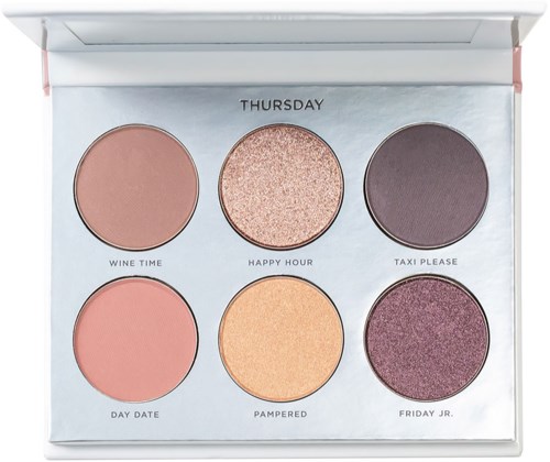En makeup-palett med sex runda ögonskuggor med namn för dagar och tider, i rosa, brons, lila och guldnyanser.