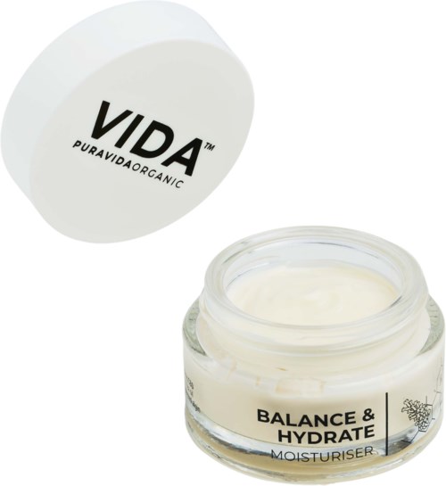 Åben krukke med creme mærket 'Balance & Hydrate' med hvid låg med 'VIDA PURAVIDA ORGANIC'-logo.