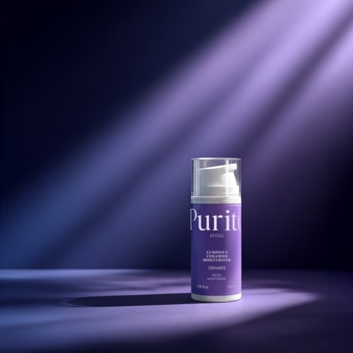 En lilla og hvit flaske med fuktighetskrem står alene under spotlight på en mørk overflate.