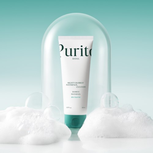 En hvit tube med Purito hudpleieproduksjon omgitt av bobler og en glasskuppel, med lys blå bakgrunn.
