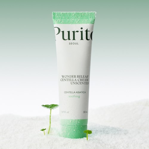 Een tube Purito Wonder Releaf Centella Cream staat op een witte ondergrond met kleine groene planten.