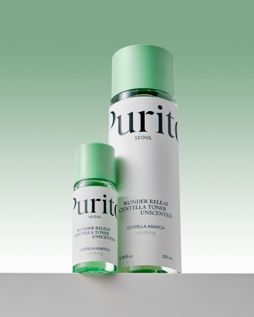 Två flaskor med hudvårdsprodukter från Purito med gröna lock och vita kroppar, märkta Wonder Releaf Centella Toner, storlek 200 ml.