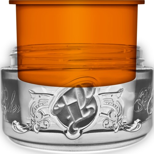 Ett glas lock med en silverfärgad topp och ett orange plastlock på toppen, med ett varumärkeslogg.