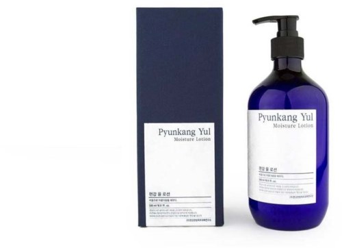 Blå flaska och box märkt Pyunkang Yul Moisture Lotion. Enkel förpackning, med svart pump på flaskan.