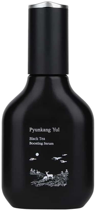 En svart flaske med hvit etikett og sølvhette. Etiketten nevner Pyunkang Yul Black Tea Boosting Serum.