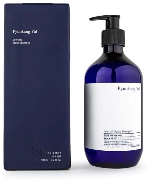 Eine dunkelblaue Flasche und passende Verpackung mit der Aufschrift Pyunkang Yul Low pH Scalp Shampoo, 500 ml.