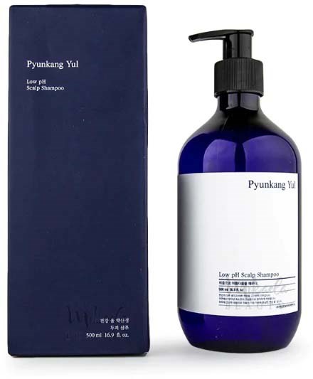 En mørk blå flaske med pumpe ved siden av en matcher boks, begge merket 'Pyunkang Yul Low pH Scalp Shampoo.'