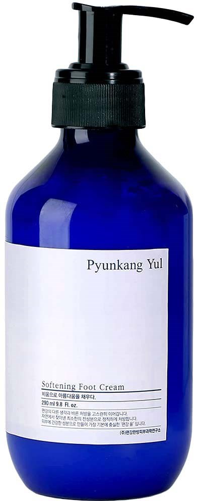 En blå flaska med pump som är märkt 'Pyunkang Yul' och 'Softening Foot Cream.'