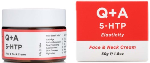 En röd och vit förpackning och burk med ansikts- och nackkräm märkt Q+A 5-HTP för hudfördelar.