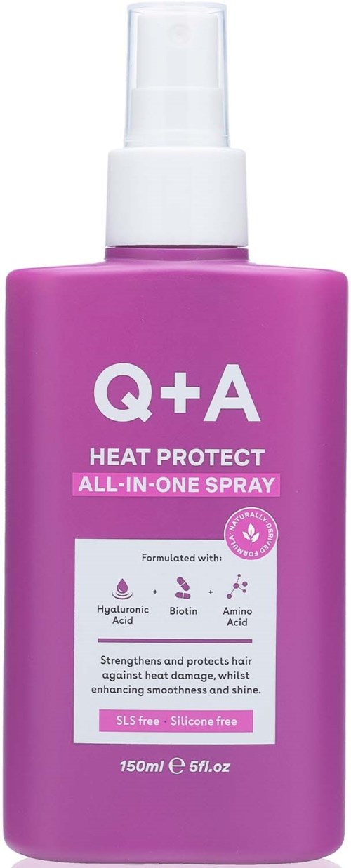 Lilla sprayflaske merket Q+A Heat Protect All-in-One Spray med ingredienser oppgitt og beskrivelse av hårbeskyttelse.