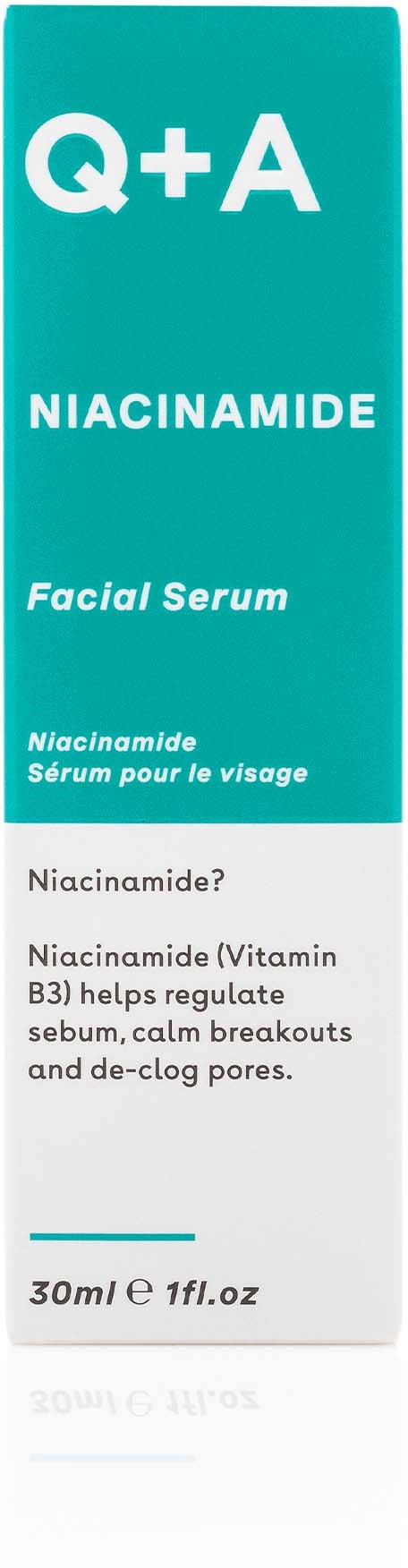 Een felblauwe doos met Q+A Niacinamide Facial Serum, 30ml, legt uit hoe het de huid helpt, waaronder kalmeren van puistjes en vermindering van poriën.