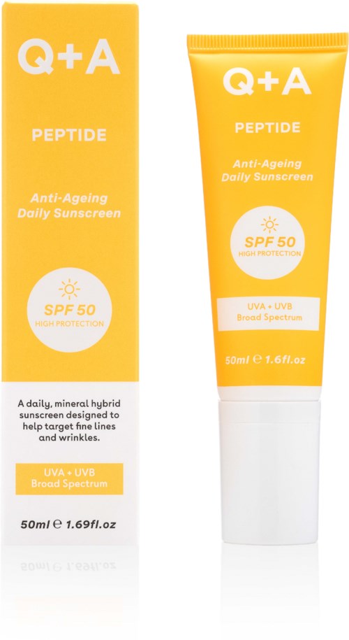 En gul solkremrør og boks, merket Q+A Peptide, SPF 50, som fremmer anti-aldre beskyttelse.