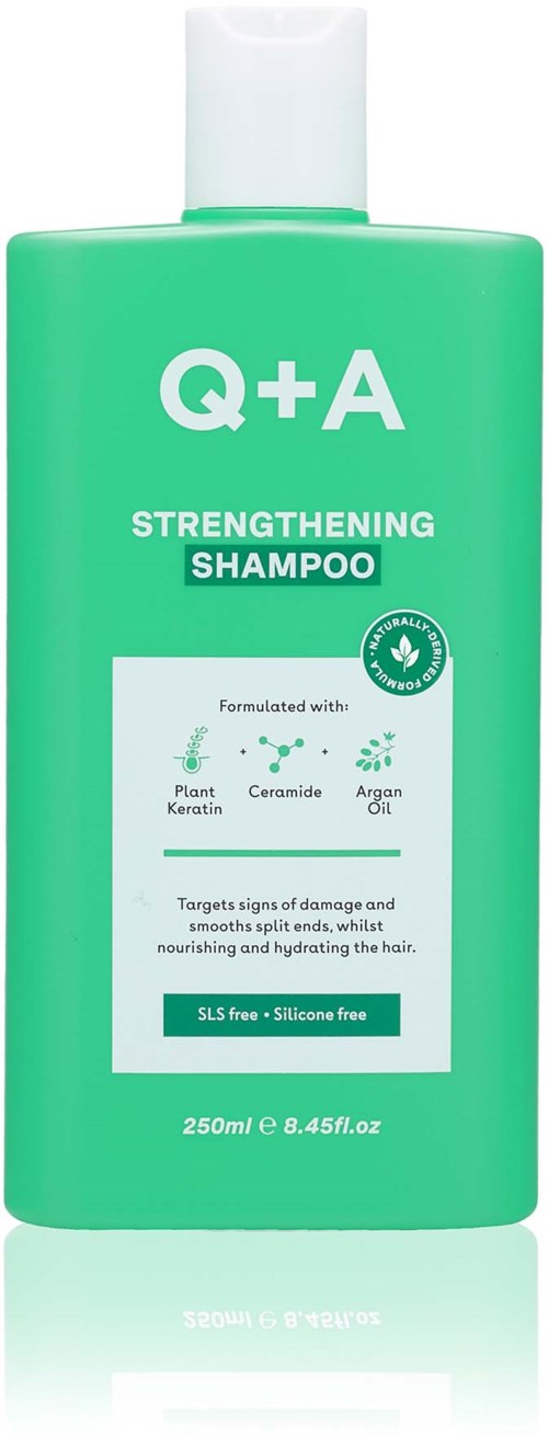 Grønn sjampo-flaske med hvit lokk, merket Q+A Strengthening Shampoo, inneholder plantekeratin, ceramid, arganolje, og hevder å reparere håret.