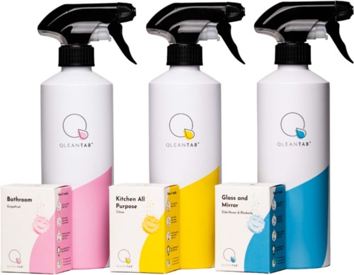 Tre sprayflaskor i rosa, gult och blått med matchande lådor för badrum, kök och glasrensning.