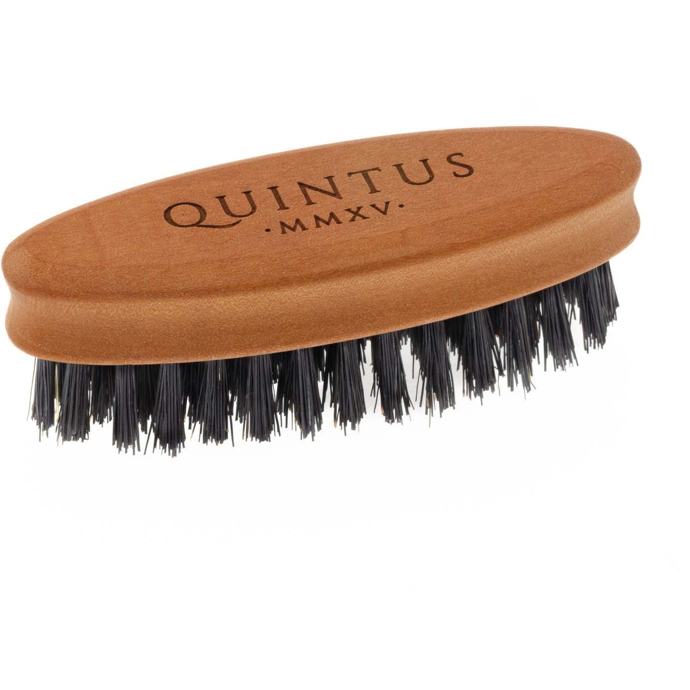 Läs mer om Quintus MMXV Small Beard Brush Pearwood Wild Boar Bristles