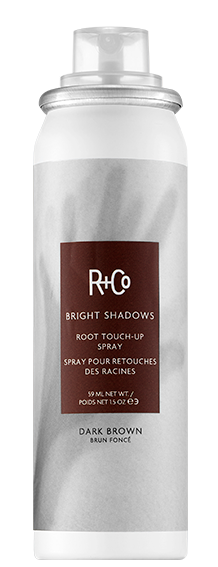 En vit spraydosa med en brun etikett som säger 'Root Touch-Up Spray' och 'Dark Brown' för hårfärg.