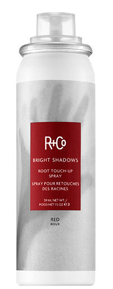 Een witte sprayfles met een rood label met merknamen en productdetails. Het spraypistool is doorzichtig.