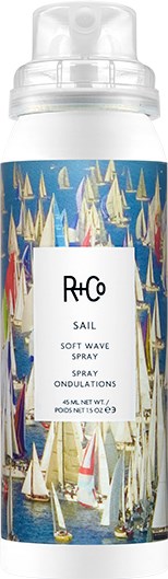 Eine Dose R+Co Sail Spray mit buntem Segelbootmuster, als Soft Wave Spray bezeichnet, 145 ml.
