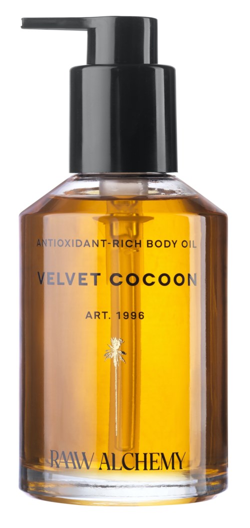 Kehon öljypullo, jossa musta pumppu, nimeltä "Velvet Cocoon" ja "Raw Alchemy."