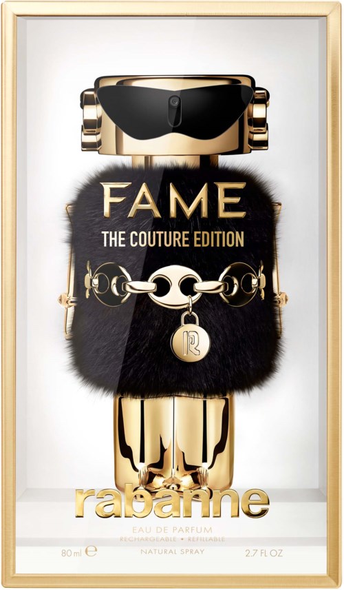 Een parfumfles met goud, zwarte vacht en kettingen, gemarkeerd 'FAME RABBANE', met een modern uiterlijk.