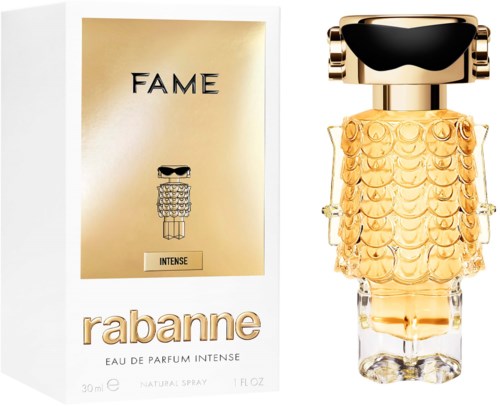 Een parfumfles met een gouden, jurk-achtig ontwerp naast de doos, gemarkeerd "FAME" en "INTENSE."