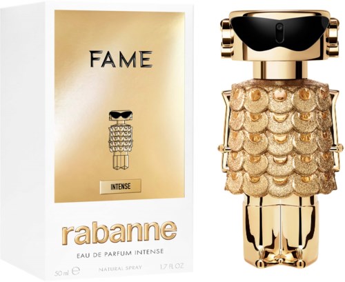 Een parfumfles ontworpen als robot, goud en zwart, naast een gouden doos met merk en geurnaam.