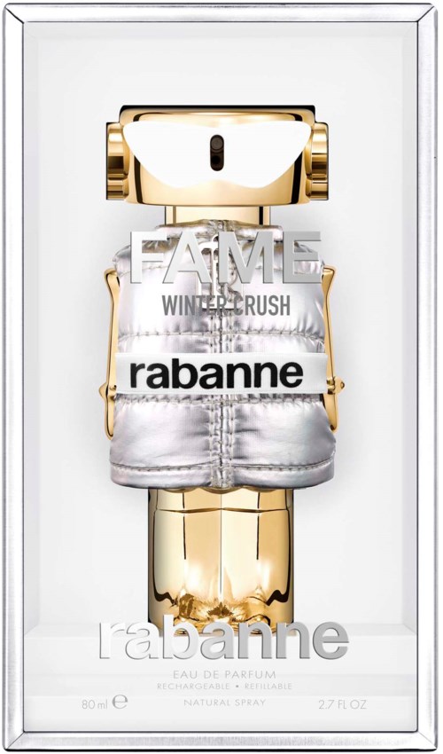 Flasche mit Goldroboterkopf, trägt silberne Shorts, in einer Vitrine.