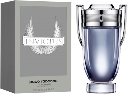 Een fles parfum en een doos. De doos is grijs met een vleugel logo en de woorden 'Invictus' en 'Paco Rabanne.'