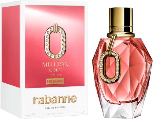 Een parfumfles en doos in goud en roze kleuren, met een diamantachtige ringhanger die aan de dop hangt.