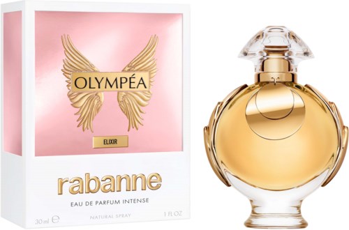 Een parfumfles en doos met gouden vleugels, roze achtergrond en de naam Rabanne. De fles is rond en goudkleurig.