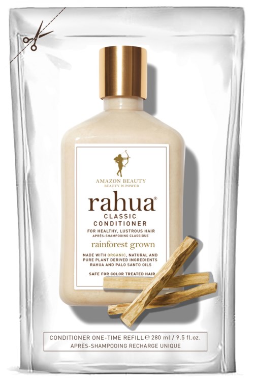 En flaske Rahua Classic Conditioner i gjennomsiktig emballasje med to tremanl eller pinner, merket for sunt, langt og fargebehandlet hår.