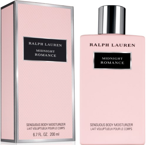 En rosa lotionflaska och box märkt 'Ralph Lauren Midnight Romance' parfym eller kroppslotion.