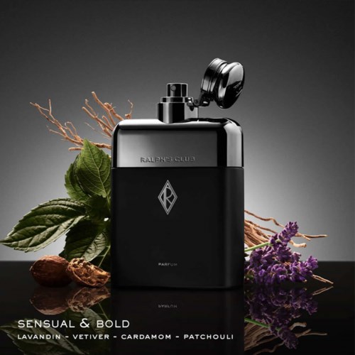 En svart parfymflaska med flip-lock, omgiven av lavendel, vetiver, kardemumma och patchouli växter.