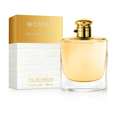 En parfymeflaske med gullhette, ved siden av en eske merket 'Woman by Ralph Lauren' og 'Eau de Parfum.'