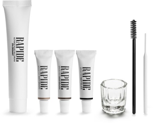 Et utvalg av hudpleieprodukter, inkludert tannkrem, tre små rør, et glass, mascara og en bomullspinne.
